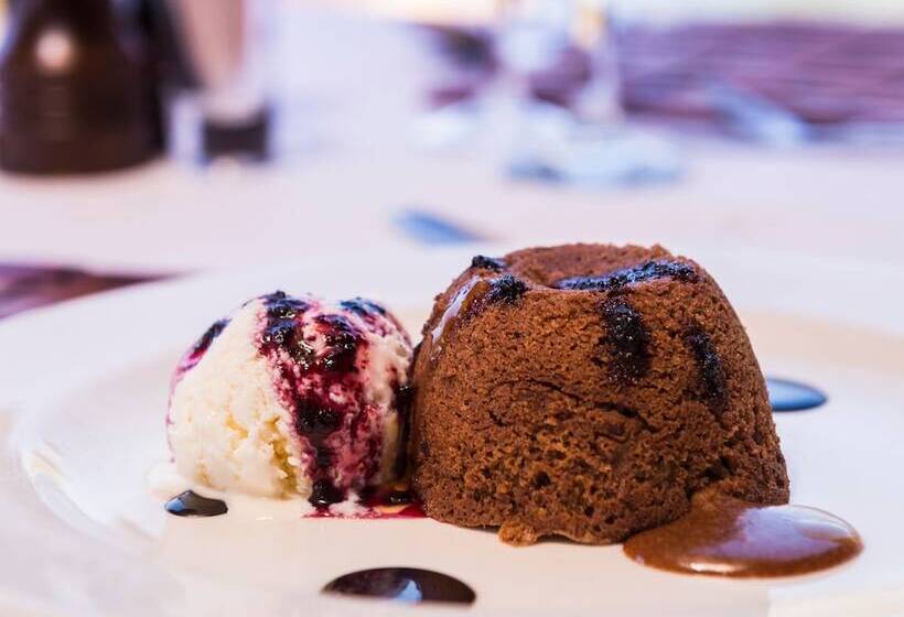 בית מלון כפרי Aha Thakadu River Camp