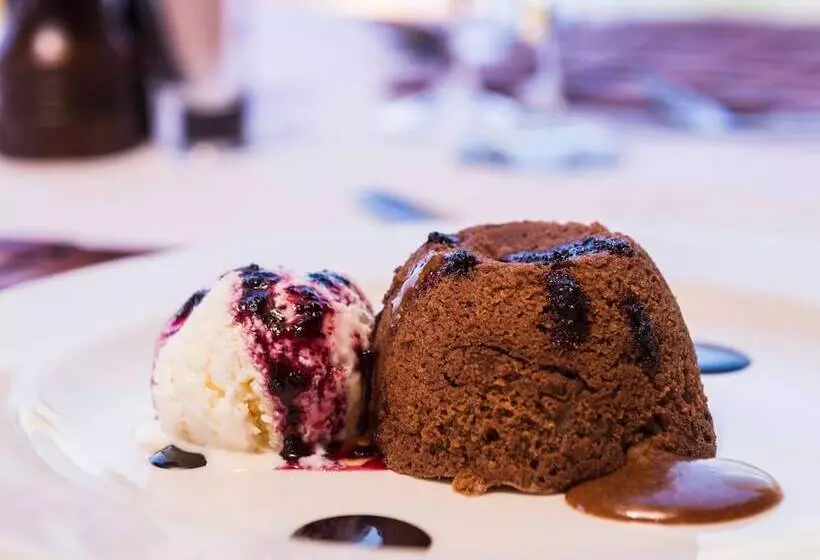 Hotelli Aha Thakadu River Camp