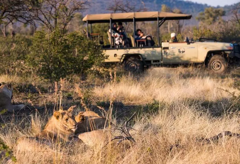 Hotelli Aha Thakadu River Camp