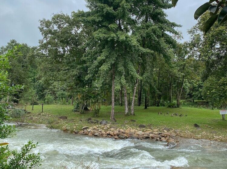 בית מלון כפרי Akantuka Homestay