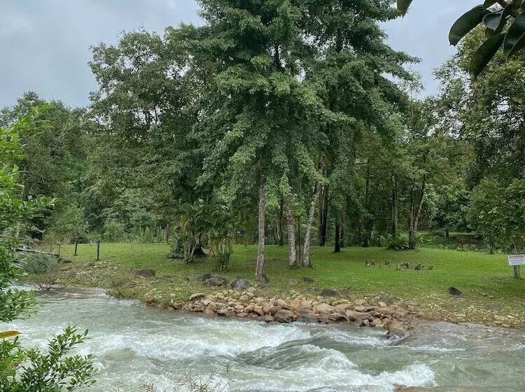 Hotelli Akantuka Homestay