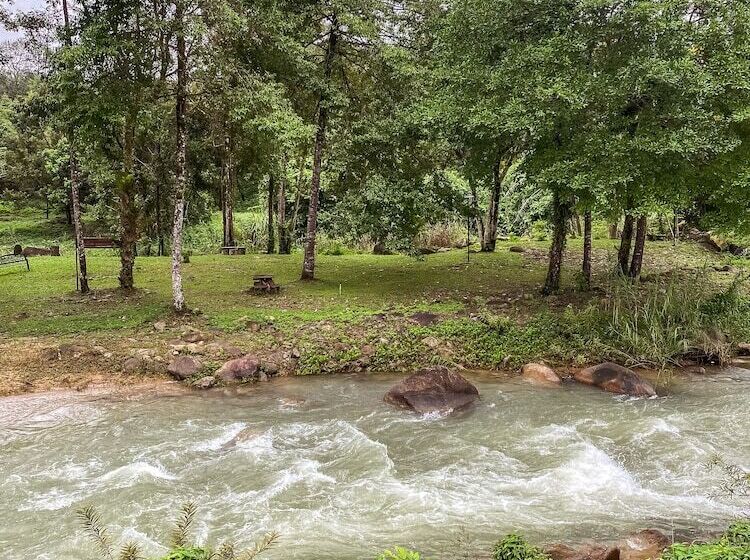 בית מלון כפרי Akantuka Homestay