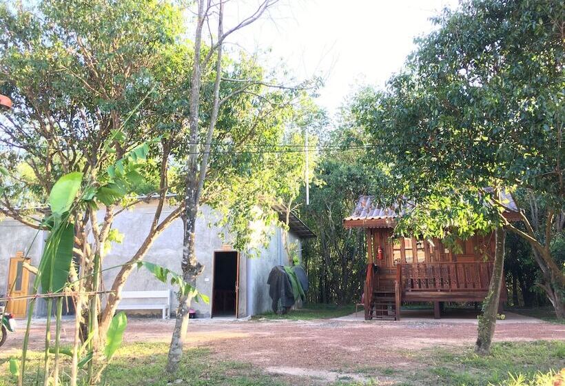 هتل Baan Suan Kru Kob