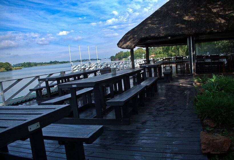 בית מלון כפרי Waterfront Country Lodge