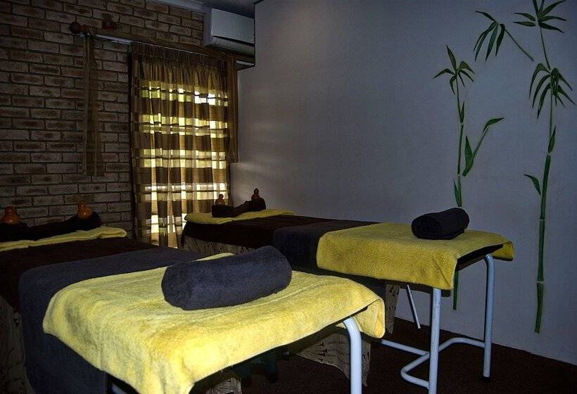 בית מלון כפרי Waterfront Country Lodge