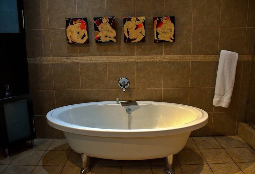 בית מלון כפרי Waterfront Country Lodge