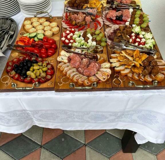 هتل Pensiunea Trei Lalele