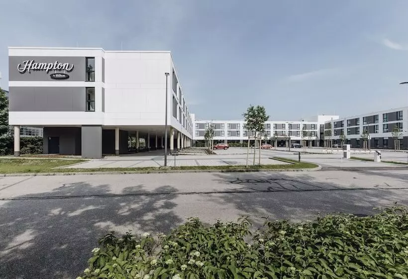 هتل Hampton By Hilton Munich Airport South