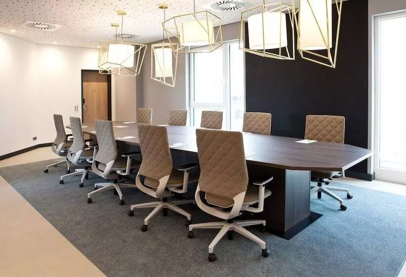 هتل Hampton By Hilton Munich Airport South