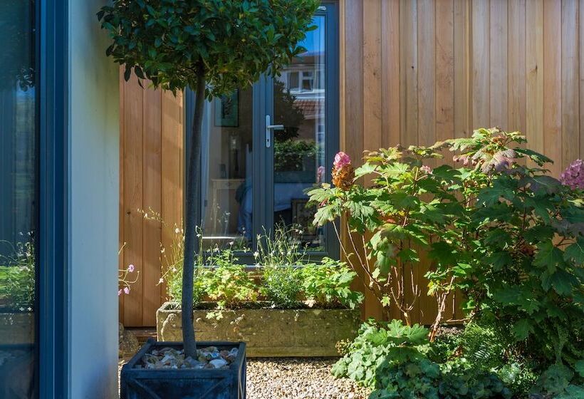 ベッドアンドブレックファースト The Room In The Garden