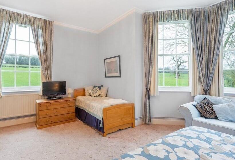 فندق ريفى Marshwood Farm B&b And Shepherds Hut