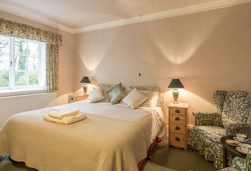 فندق ريفى Marshwood Farm B&b And Shepherds Hut