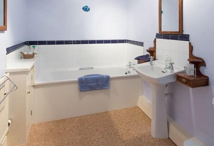 فندق ريفى Marshwood Farm B&b And Shepherds Hut