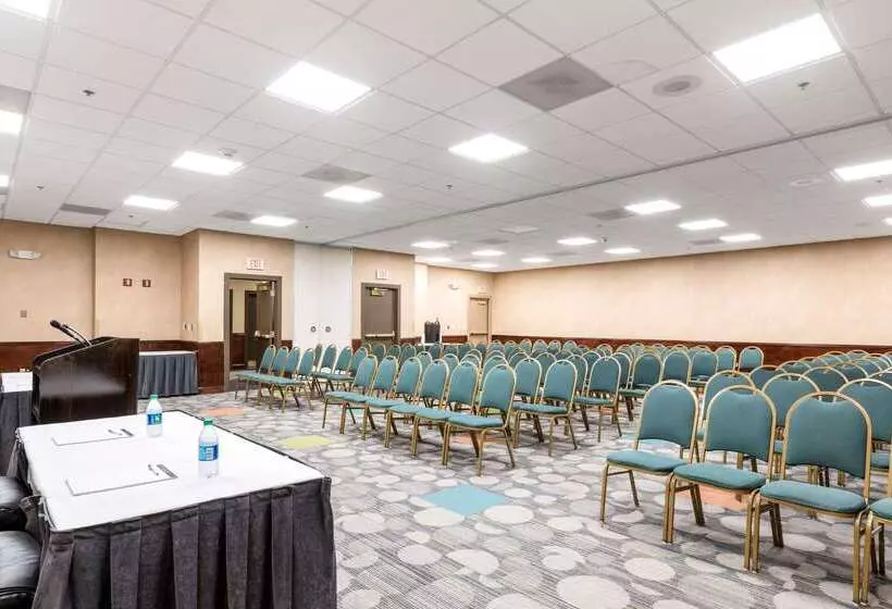 Clarion Hotel Detroit Metro Airport