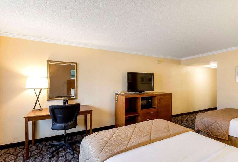 Clarion Hotel Detroit Metro Airport