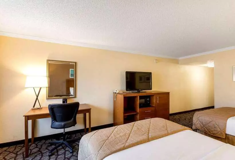 Clarion Hotel Detroit Metro Airport