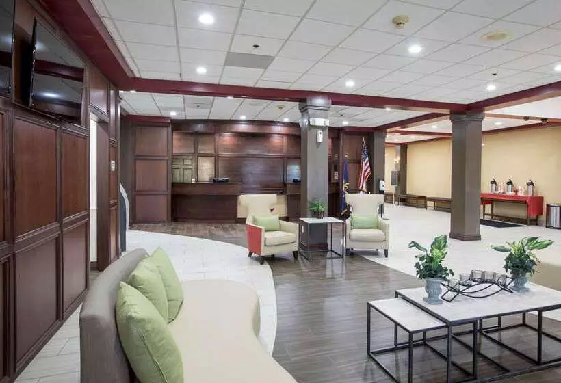 Clarion Hotel Detroit Metro Airport