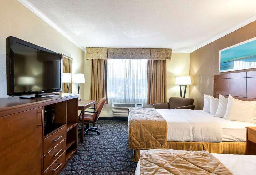 Clarion Hotel Detroit Metro Airport