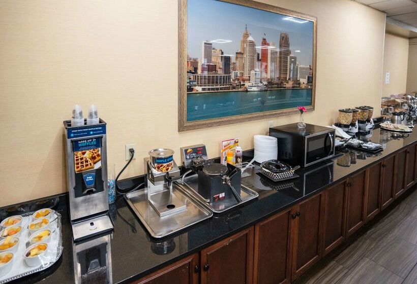 Clarion Hotel Detroit Metro Airport