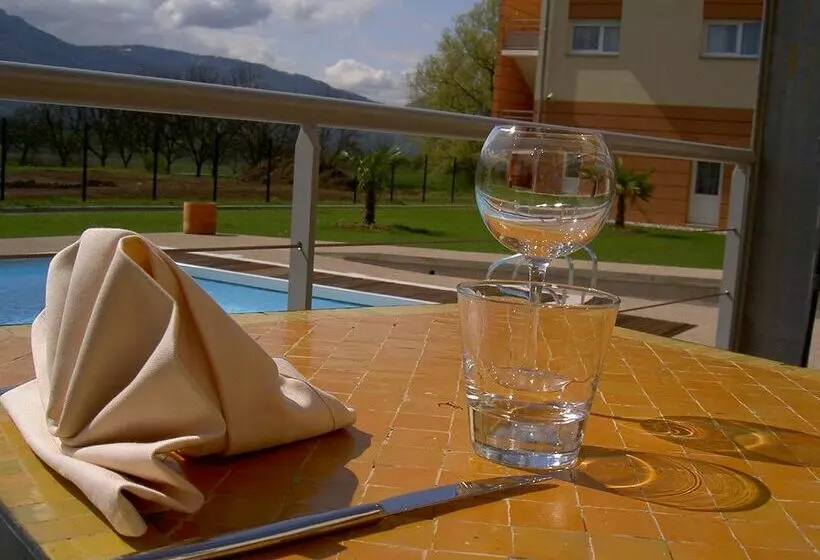 Отель Holiday Inn Express Grenoblebernin