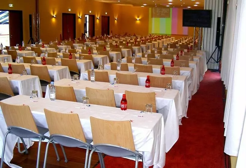 Отель Holiday Inn Express Grenoblebernin