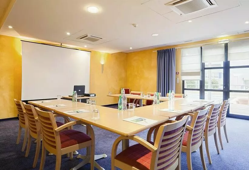 Отель Holiday Inn Express Grenoblebernin