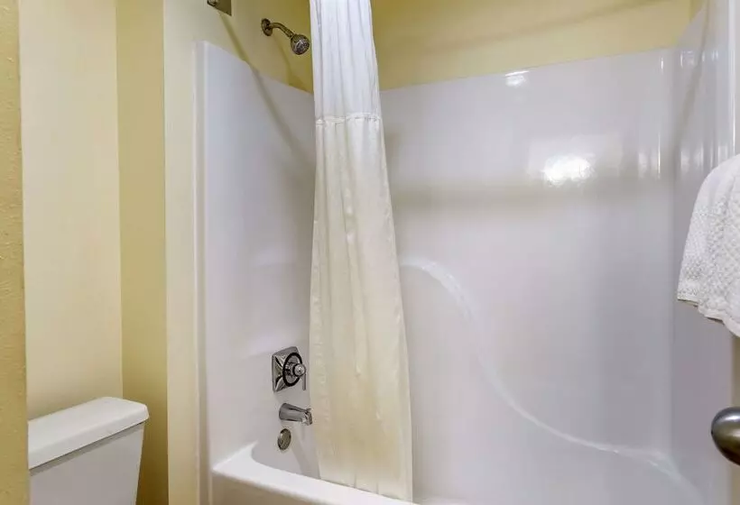 Отель Quality Inn & Suites Raleigh Durham Airport