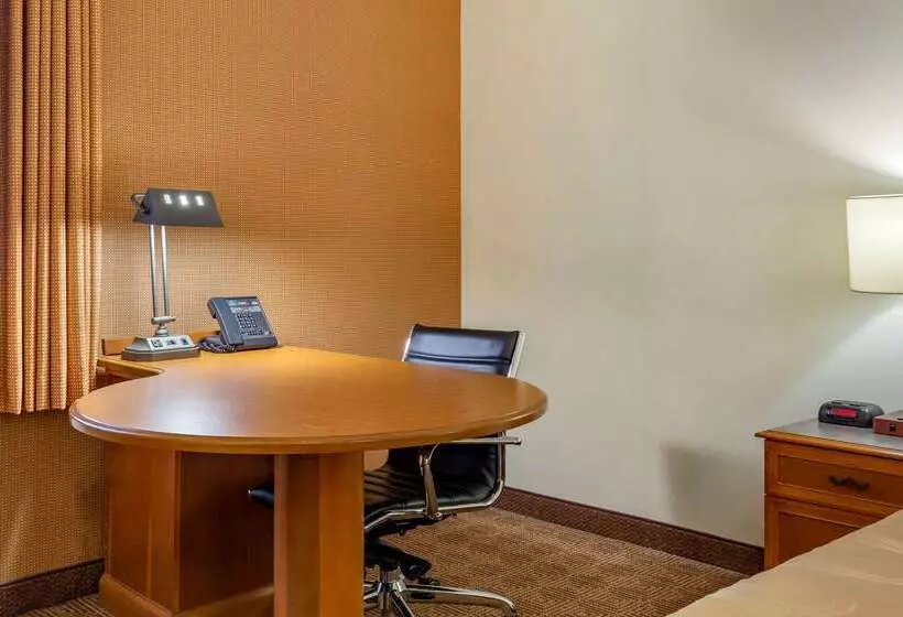 Отель Quality Inn & Suites Raleigh Durham Airport