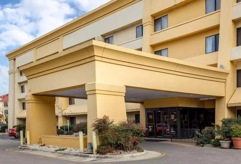 Отель Quality Inn & Suites Raleigh Durham Airport