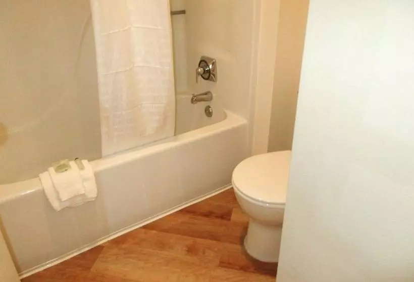 Отель Quality Inn & Suites Raleigh Durham Airport