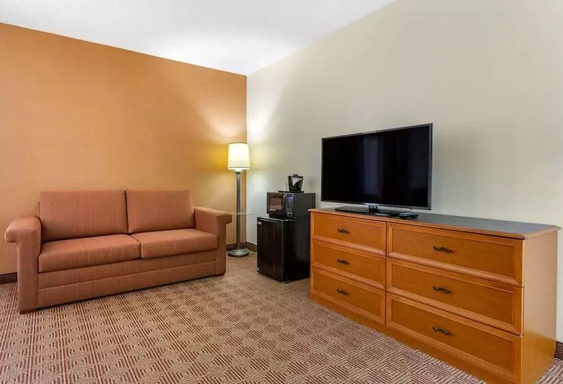 Отель Quality Inn & Suites Raleigh Durham Airport