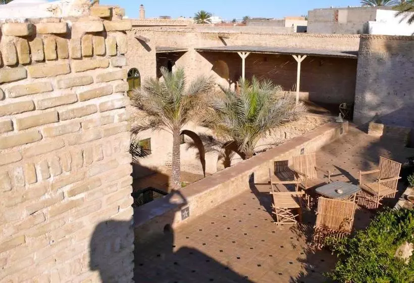 تختخواب و صبحانه Dar Nejma
