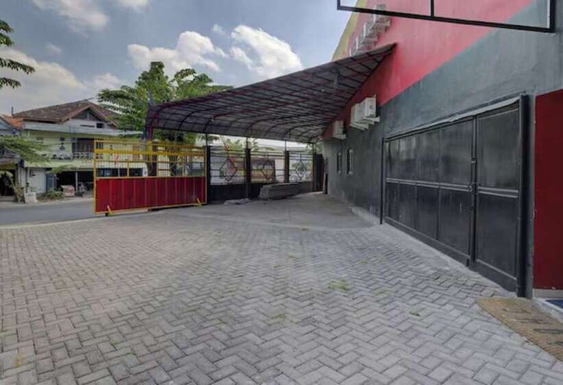 Hotel Oyo 3198 Sukomanunggal Inn