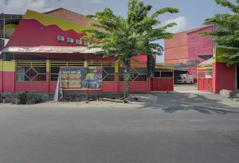 ホテル Oyo 3198 Sukomanunggal Inn