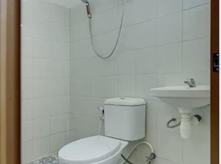 Hotel Oyo 3198 Sukomanunggal Inn