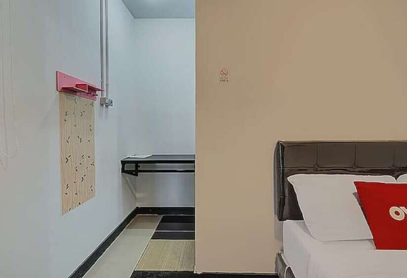 Hotel Oyo 3198 Sukomanunggal Inn