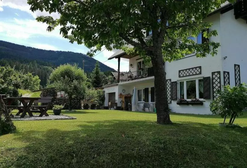 Aamiaismajoitus (B&B) Studio Holunder Weissbriach