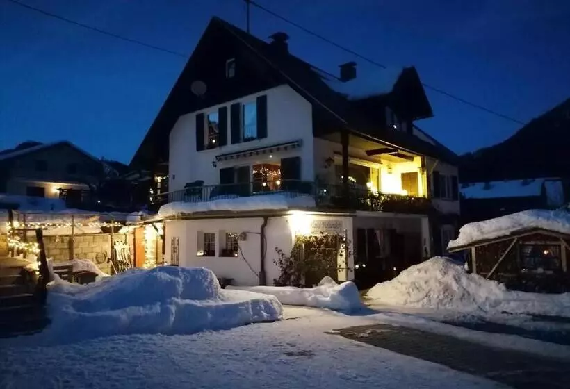 Aamiaismajoitus (B&B) Studio Holunder Weissbriach