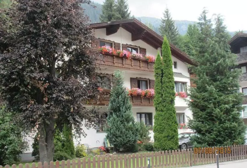 تختخواب و صبحانه Haus Fallesin