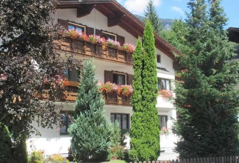 تختخواب و صبحانه Haus Fallesin