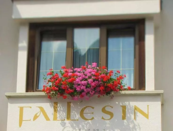 تختخواب و صبحانه Haus Fallesin