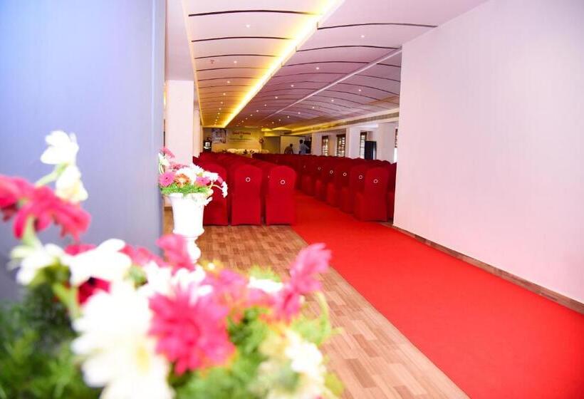 בית מלון כפרי Four N Square Residency