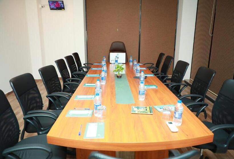 בית מלון כפרי Four N Square Residency