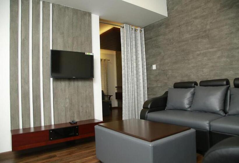 בית מלון כפרי Four N Square Residency