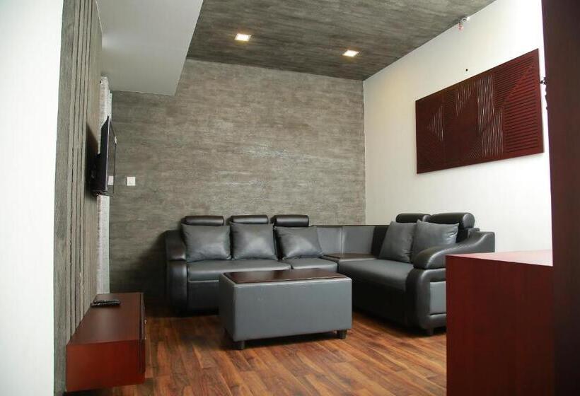 בית מלון כפרי Four N Square Residency