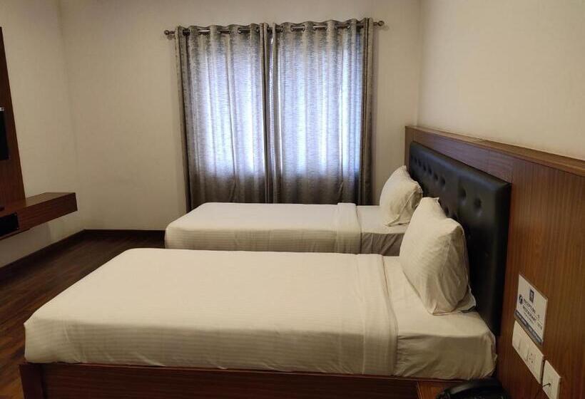 בית מלון כפרי Four N Square Residency