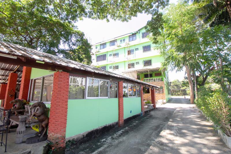 Hotelli Oyo 75372 Flight Hut