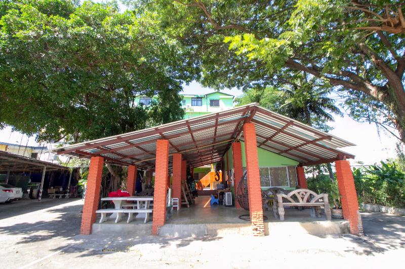 Hotel Oyo 75372 Flight Hut