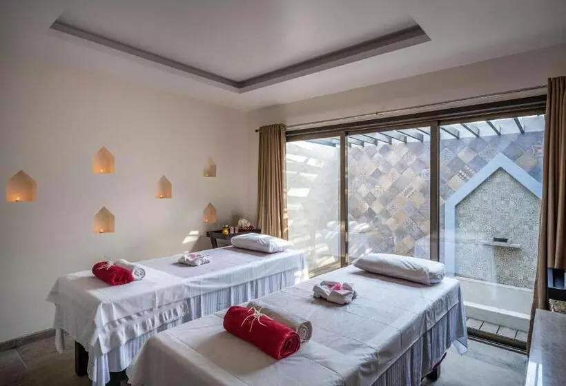 Hotelli Silver Waves Resort & Spa   Daman