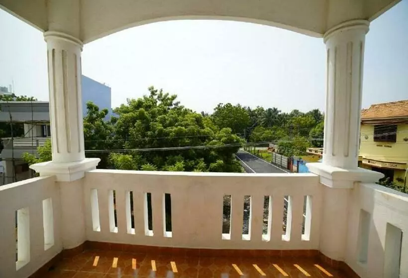 ホテル Castle Manor Auroville Beach